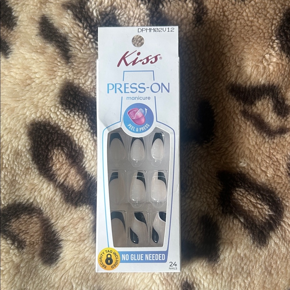 🔥BRAND NEW Kiss Press-On Manicure - Black and White